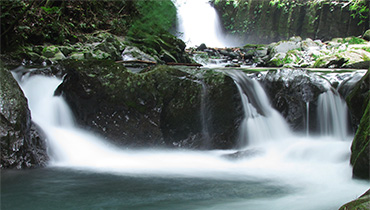 美しい滝の流れ